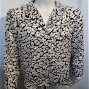 WHO WHAT WEAR   WOMEN'S BLOUSE SIZE "S" WHITE AND BLACK ANIMAL PRINT.